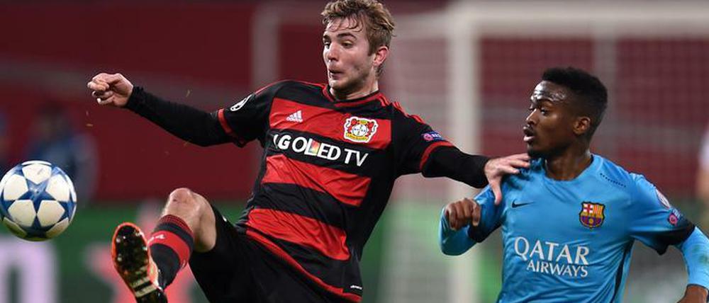 Leverkusens Christoph Kramer (l.) behauptet den Ball gegen Wilfried Kaptoum.