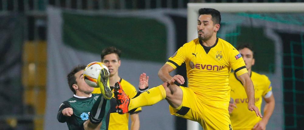 Krasnodars Mauricio Pereyra (l.) im Zweikampf mit Borussia Dortmunds Ilkay Gündogan.