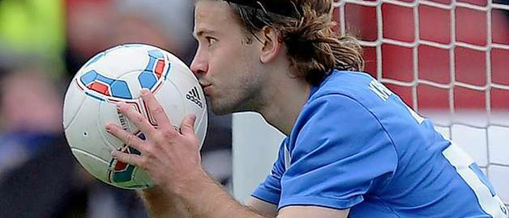 Der Karlsruher Gaetan Krebs küsst das Spielgerät nach seinem Tor zum 2:0-Endstand.