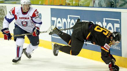Gestrauchelt, aber nicht gefallen: Die deutsche Eishockey-Nationalmannschaft mit Daniel Kreutzer (r.) schlägt bei der WM auch Slowenien.