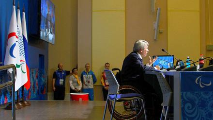 Valeriy Sushkevich, NPC-Präsident der Ukraine, verkündet die Teilnahme des ukrainischen Paralympics Team auf einer Pressekonferenz im Pressezentrum MPC von Sotchi am Schwarzen Meer