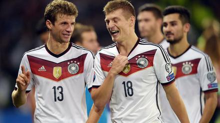 Thomas Müller (l.) und Toni Kroos hoffen auf viele Stimmen bei der Weltfußballerwahl.