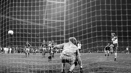 Legendär: Kutzop trifft bei seinem Elfmeter im April 1986 nur den Pfosten. Bayern wird am Ende Meister.