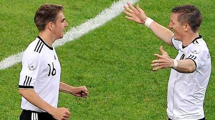 Die prägenden Figuren der deutschen Mannschaft im Testspiel gegen Bosnien und Herzegowina: Philipp Lahm (l.) und Bastian Schweinsteiger.