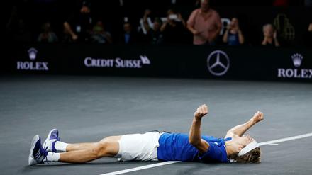 Da legste dich nieder. Alexander Zverev genießt seinen Triumph.