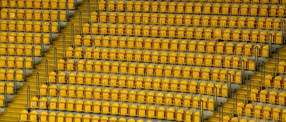 Die Stadien bleiben erst mal leer. Hochgeklappte Sitze im Rudolf-Harbig-Stadion von Dresden.