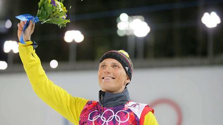 Blumen für Erik Lesser nach der ersten deutschen Biathlon-Medaille in Sotschi.