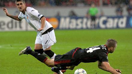 Leverkusens Michal Kadlec und Pablo Henandez von Valencia kämpfen um den Ball.