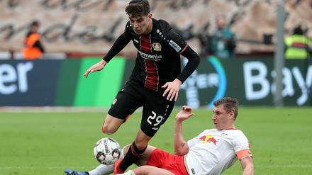 Abgegrätscht: Kai Havertz' Doppelpack reicht für Leverkusen nicht zu Punkten gegen Willi Orbans Leipzig (rechts).