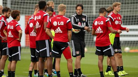 Hohe Erwartungen: "Unser Ziel ist es, perfekt zu spielen", sagt Leverkusens Trainer Roger Schmidt (4. v. r.).