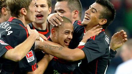 Die Leverkusener feiern ihren Matchwinner, Doppeltorschütze Sidney Sam.