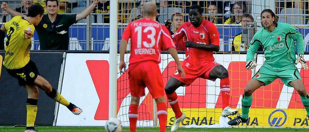 Robert Lewandwoski (l.) schiebt zum 2:0 für Borussia Dortmund ein. Am Ende gewann der BVB mit 4:0 gegen den FC Augsburg - Lewandowski traf insgesamt drei Mal.