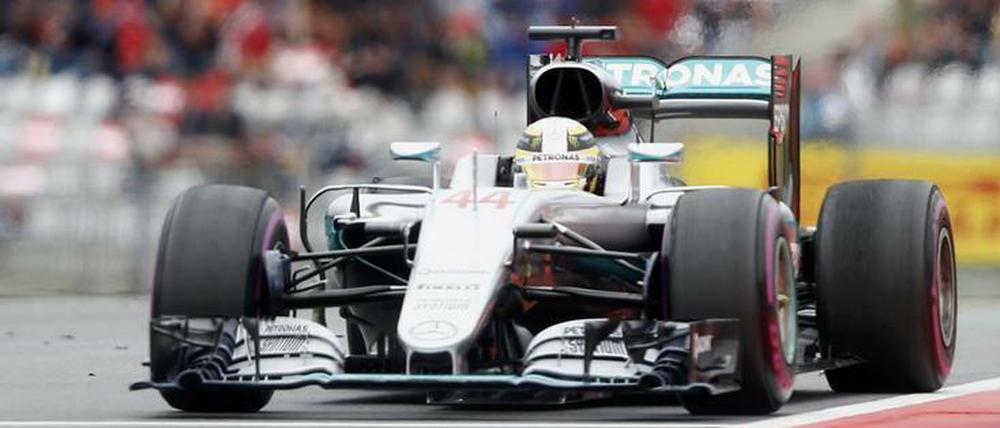 Lewis Hamilton macht die WM wieder spannend, sein Überholmanöver gegen Nico Rosberg war allerdings grenzwertig.