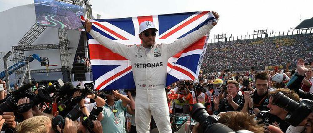 Ein Mann, eine Fahne. Lewis Hamilton feiert sich nach seinem WM-Titelgewinn.