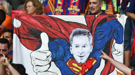 Fans des FC Barcelona huldigen Lionel Messi. Die Ambitionen großer Klubs wie eben dem FC Barcelona könnte für kleine Vereine zum Problem werden. 