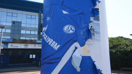 In der Schalker Veltins Arena in Gelsenkirchen müssen erstmal alle Gazprom-Schriftzüge demontiert werden.