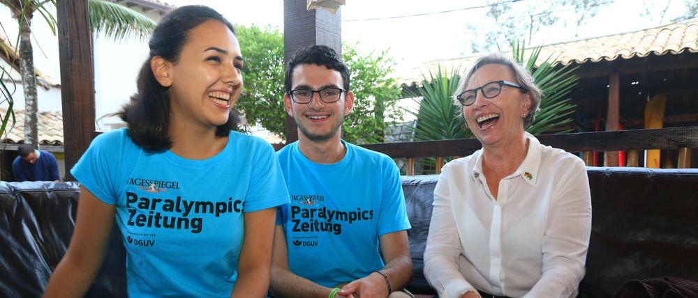 Isabella Wimmer und Jonathan Fridman, Nachwuchsreporter der Paralympics Zeitung, trafen Staatssekretärin Gabriele Lösekrug-Möller zum Gespräch während der Spiele in Rio.