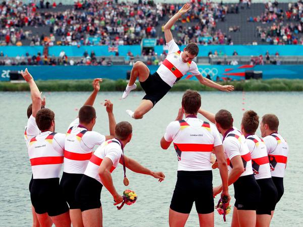 Nach der Goldmedaille bei den Olympischen Spielen 2012 ging der damalige Steuermann Martin Sauer baden.