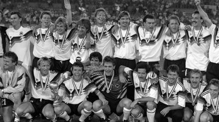 20 Jahre nach dem WM-Titel spielt die Mannschaft von damals gegen die "DDR".