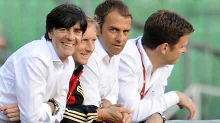 Bundestrainer Joachim Löw (l.) hat nach der erfolgreichen WM gut lachen. Ob er weitermacht, könnte sich schon bald entscheiden.