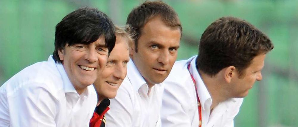 Bundestrainer Joachim Löw (l.) hat nach der erfolgreichen WM gut lachen. Ob er weitermacht, könnte sich schon bald entscheiden.