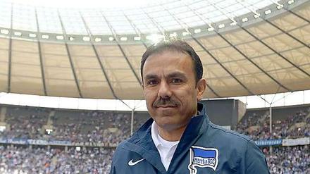 Jos Luhukay, 50, betreut mit Hertha BSC bereits den dritten Bundesligisten als Cheftrainer. Zuvor stand der Niederländer schon an der Seitenlinie der Erstligisten Borussia Mönchengladbach und FC Augsburg. 