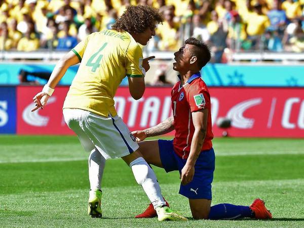 Hör mal genau zu, wir kommen weiter! David Luiz, Torschütze für Brasilien im WM-Achtelfinale gegen Chile, erklärt Alexis Sanchez nochmal, wie es heute ausgehen wird.