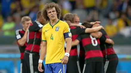 Was passiert hier? Brasiliens Innenverteidiger Luiz schaut ungläubig drein, während die Deutschen das nächste Tor feiern. 