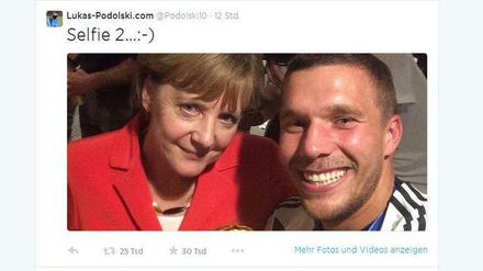Bitte lächeln! Lukas Podolski hat sich mit der Kanzlerin auf einem Selfie verewigt.