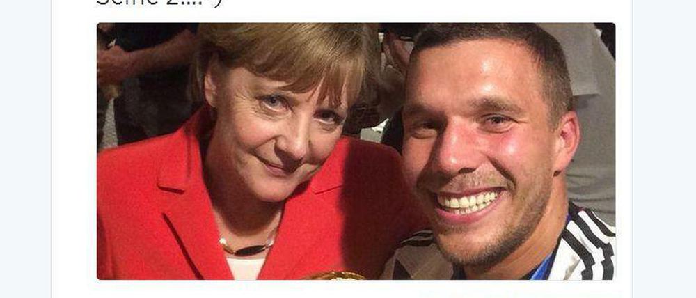 Bitte lächeln! Lukas Podolski hat sich mit der Kanzlerin auf einem Selfie verewigt.