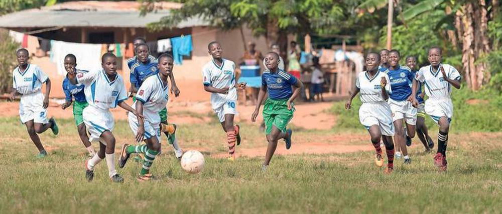 Wilde Jagd nach dem Ball. Ein Projekt fördert Mädchenfußball in Ghana.