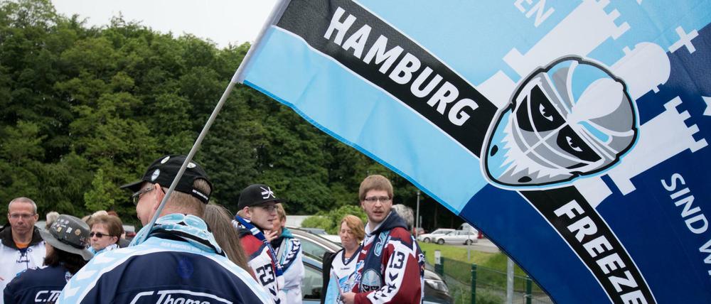 Mahnwache ohne Wirkung. Die Fans der Hamburg Freezers verlieren ihr Team.