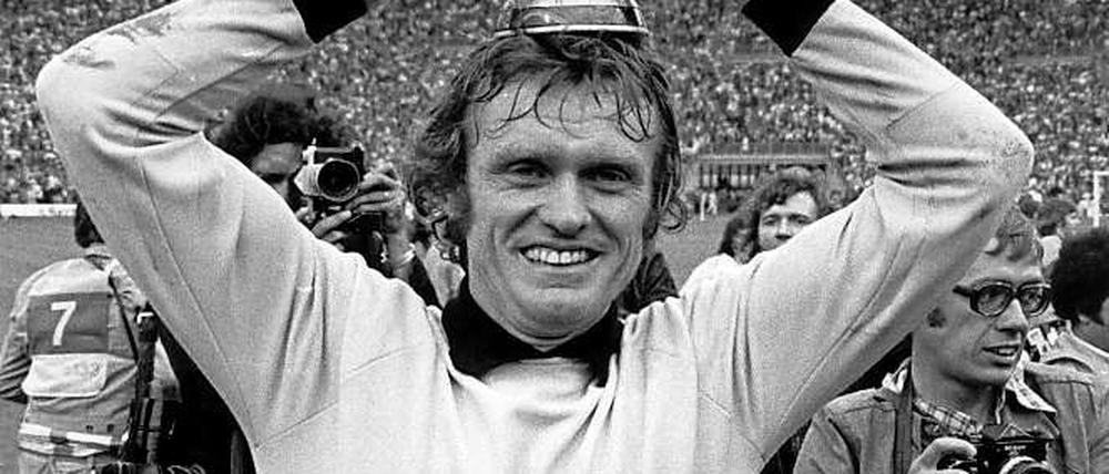 Sepp Maier feiert 1974 im Münchner Olympiastadion den Gewinn der Weltmeisterschaft.