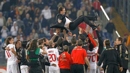 Zum Werfen schön. Die Spieler des AC Mailand feiern Meistertrainer Massimiliano Allegri.