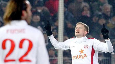 Blick nach oben: André Schürrle jubelt über sein Tor zum 1:0. Die Mainzer können in der Winterpause von Europa träumen.