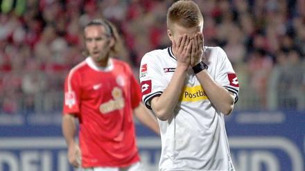 Der Gladbacher Marco Reus kann das Spiel seiner Mannschaft phasenweise nicht mehr mit ansehen.