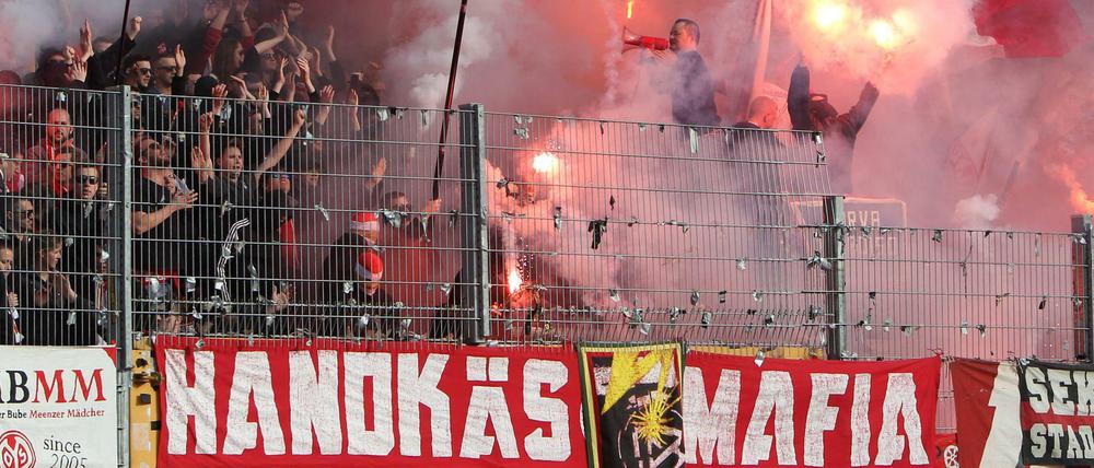 Viel Rauch im Block: Mainzer Fans.
