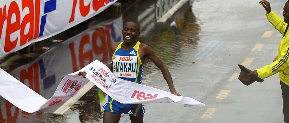 Patrick Makau aus Kenia ist der schnellste auf der berliner Marathonstrecke. In 2:05:08 verpasst er aber den erhofften Wetlrekord.