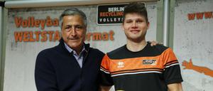 Große Freude bei den Volleys. Manager Kaweh Niroomand, Neuzugang Rückkeher Ruben Schott.