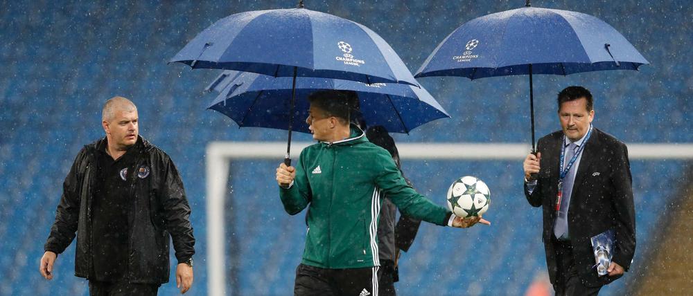 Fußballspielen mit Schirm geht schlecht. Deshalb wurde Gladbachs Spiel gegen Manchester am Dienstagabend abgesagt.