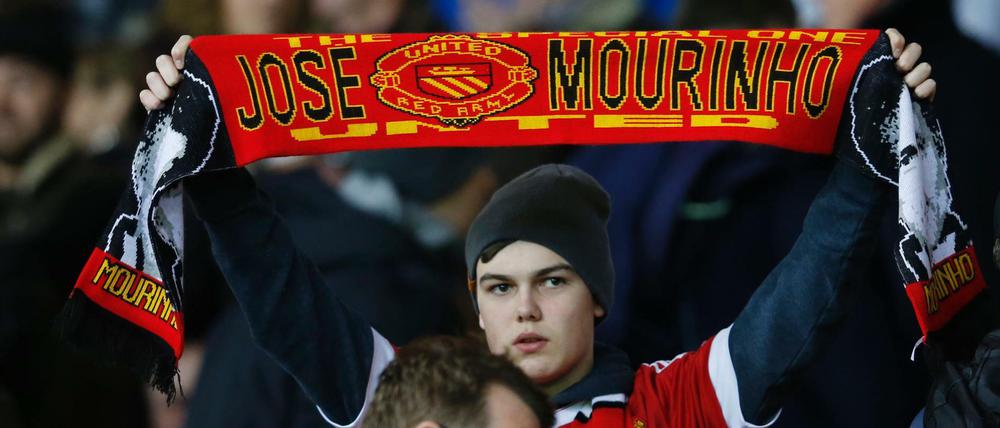 Alles schon da. United-Fans posieren bereits mit dem Konterfei Mourinhos.