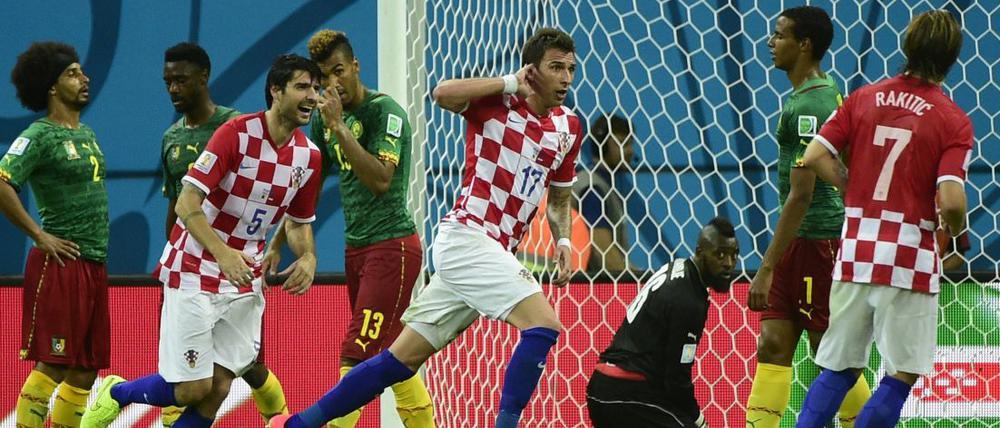 Grund zum Jubeln: Mario Mandzukic (m.) feiert seinen Treffer gegen Kamerun.