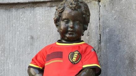 Das Wahrzeichen der Belgischen Hauptstadt, Manneken Pis, 2016 im Trikot der Nationalmannschaft.