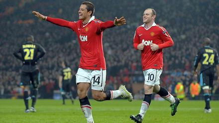 Manchesters zweifacher Torschütze Javier Hernandez freut sich mit Wayne Rooney über die Viertelfinalqualifikation.