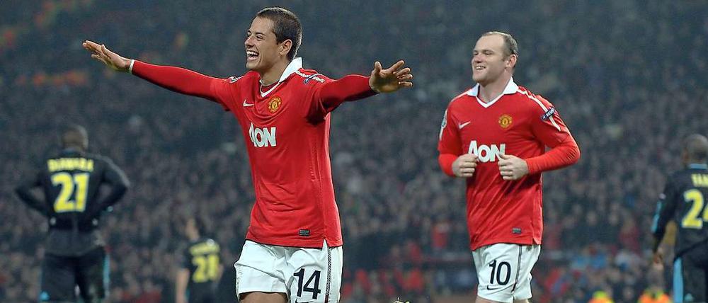 Manchesters zweifacher Torschütze Javier Hernandez freut sich mit Wayne Rooney über die Viertelfinalqualifikation.