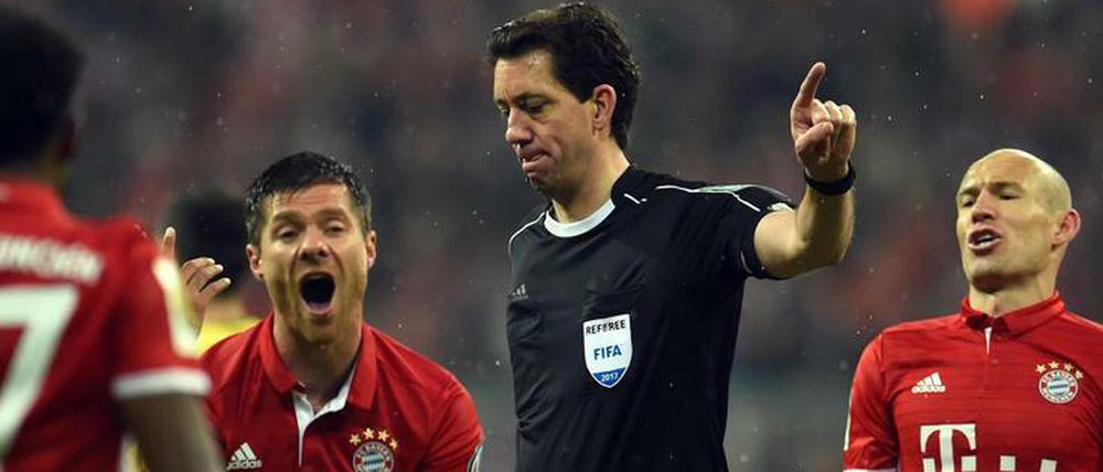 Kein leichtes Spiel. Manuel Gräfe leitete das Pokal-Halbfinale zwischen Bayern und Dortmund in der vergangenen Saison.