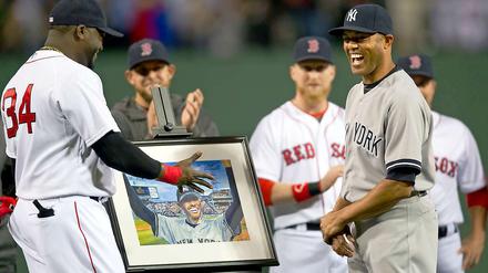 Respekt. Yankees-Legende Mariano Rivera (r.) bekommt ein Präsent von Bostons David Ortiz überreicht.