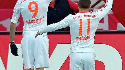 Nur sportliche Freude oder steckt hinter dem Jubel der Bayern-Profis Mario Mandzukic (l.) und Xherdan Shaqiri doch mehr?