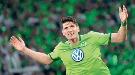 Hilfe, ich habe das Abstiegsgespenst gesehen. Mario Gomez und der VfL Wolfsburg gehen trotz aller Zweifel zuversichtlich ins Saisonfinale. Foto: Peter Steffen/dpa