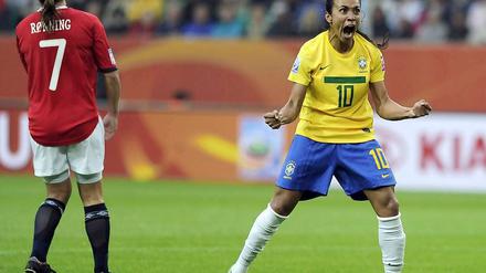 Ganz starker Auftritt: Brasiliens Superstar Marta (r.) verbreitete in der norwegischen Abwehr Angst und Schrecken.